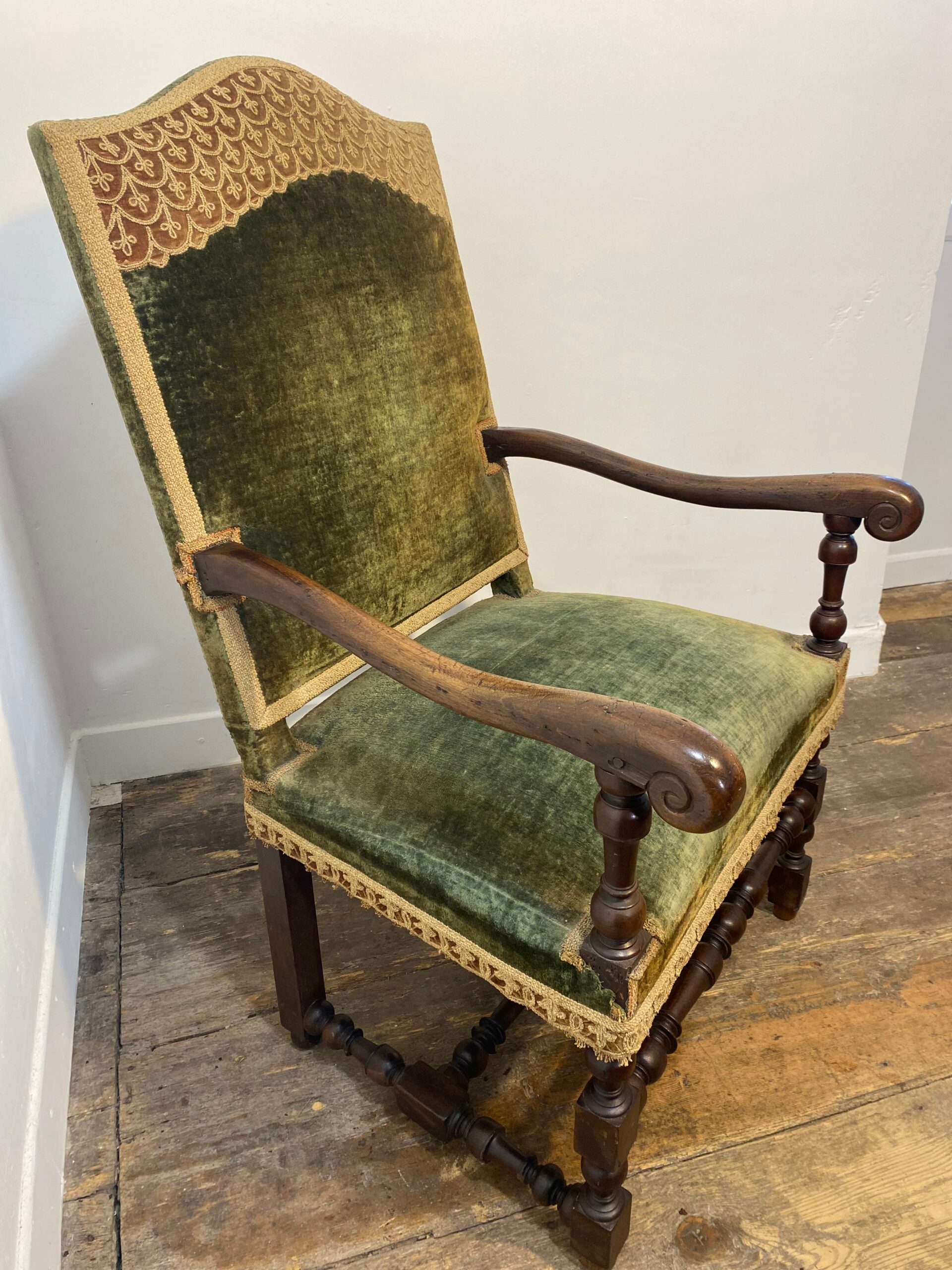 Antique Louis XIII Armchair – Green Velvet, Ornate Wood Carvings - Image 3